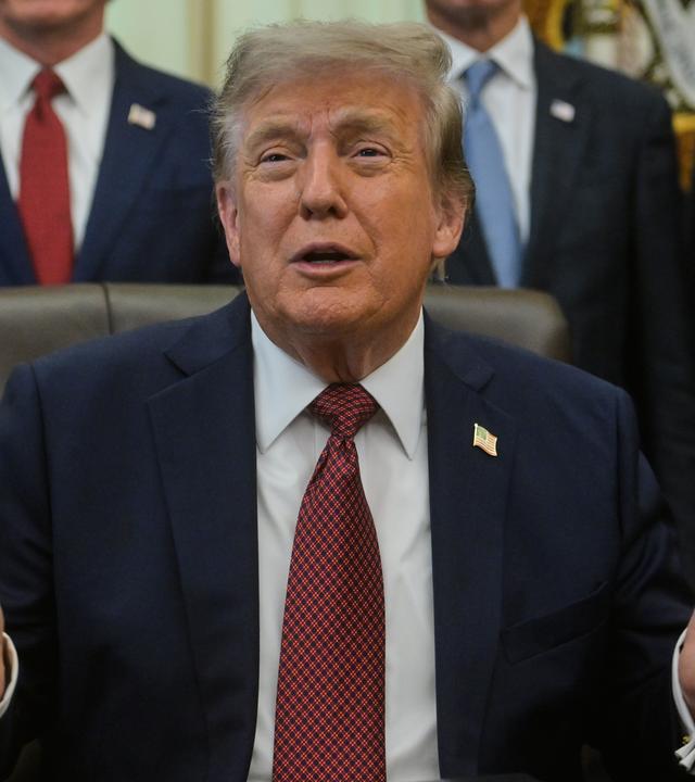 US-Präsident Donald Trump spricht im Oval Office des Weißen Hauses.