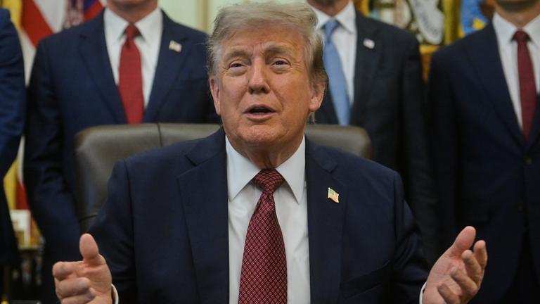 US-Präsident Donald Trump spricht im Oval Office des Weißen Hauses.