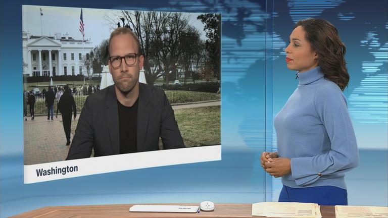 Moderatorin im Schaltgespräch mit Korrespondent David Sauer