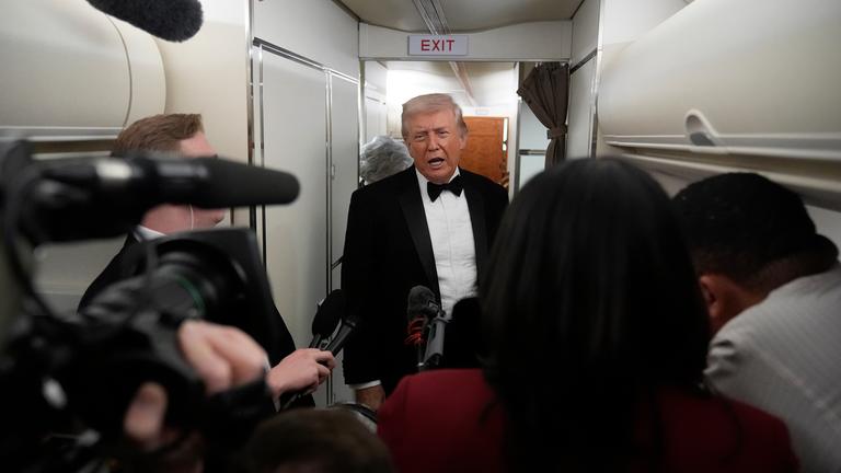 Trump mit vielen Journalisten