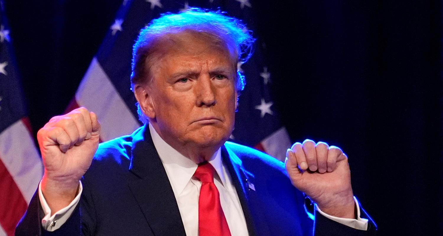  USA, Las Vegas: Donald Trump, ehemaliger US-Präsident und Bewerber um die Präsidentschaftskandidatur der Republikaner, gestikuliert auf der Bühne, nachdem er bei einer Caucus Night Rally in Las Vegas gesprochen hat.