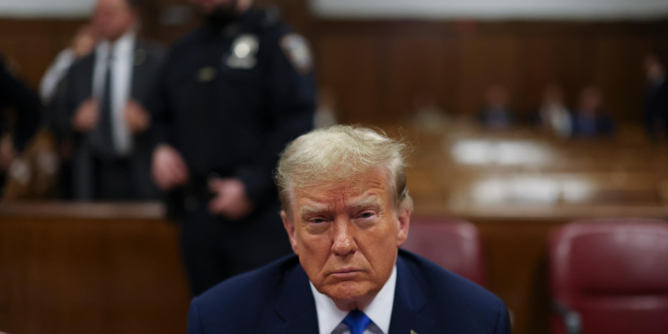 Der ehemalige Präsident Donald Trump erwartet den Beginn des Verfahrens während der Juryauswahl am Manhattaner Strafgericht am 18. 04. 2024 in New York. 