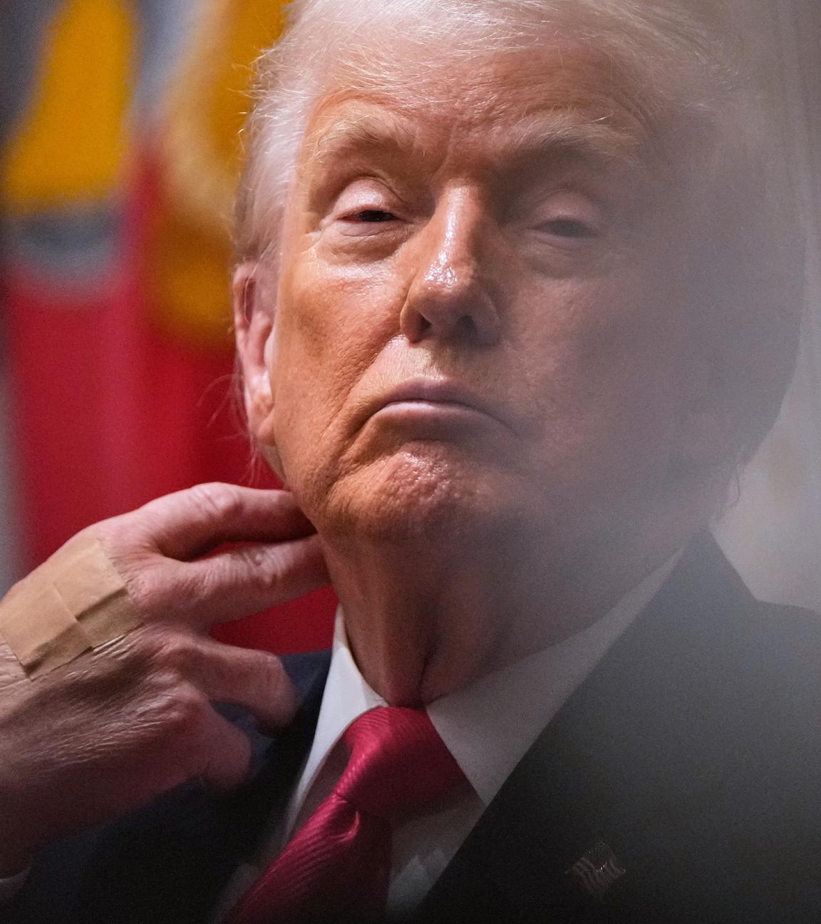 US-Präsident Donald Trump ist in einer Nahaufnahme zu sehen. Sein Blick ist streng und nachdenklich.