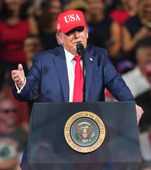 Donald Trump trägt eine rote USA-Kappe und hält eine Rede bei einer Wahlkampfveranstaltung am Gastonia Municipal Airport.