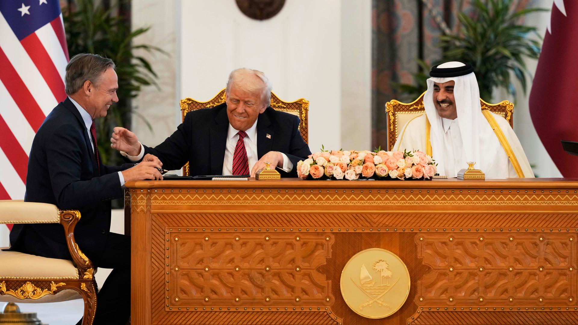 US-Präsident Donald Trump (Mitte), der Emir von Katar, Scheich Tamim bin Hamad Al Thani, und Kelly Ortberg, President und Chief Executive Officer der Boeing Company (links), unterhalten sich während einer Unterzeichnungszeremonie.