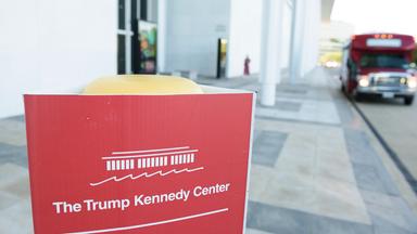 Vor dem Kennedy Center steht ein Aufsteller mit dem Titel "The Trump Kennedy Center"