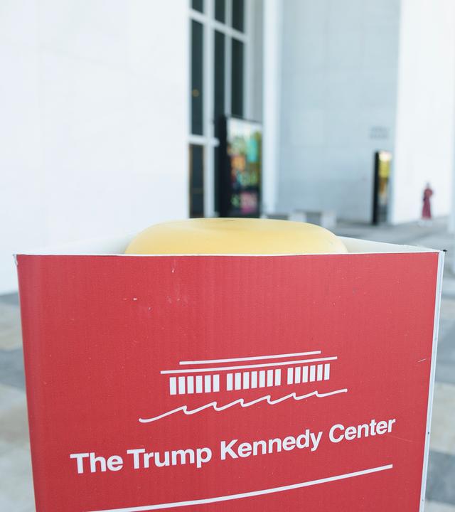 Vor dem Kennedy Center steht ein Aufsteller mit dem Titel "The Trump Kennedy Center"