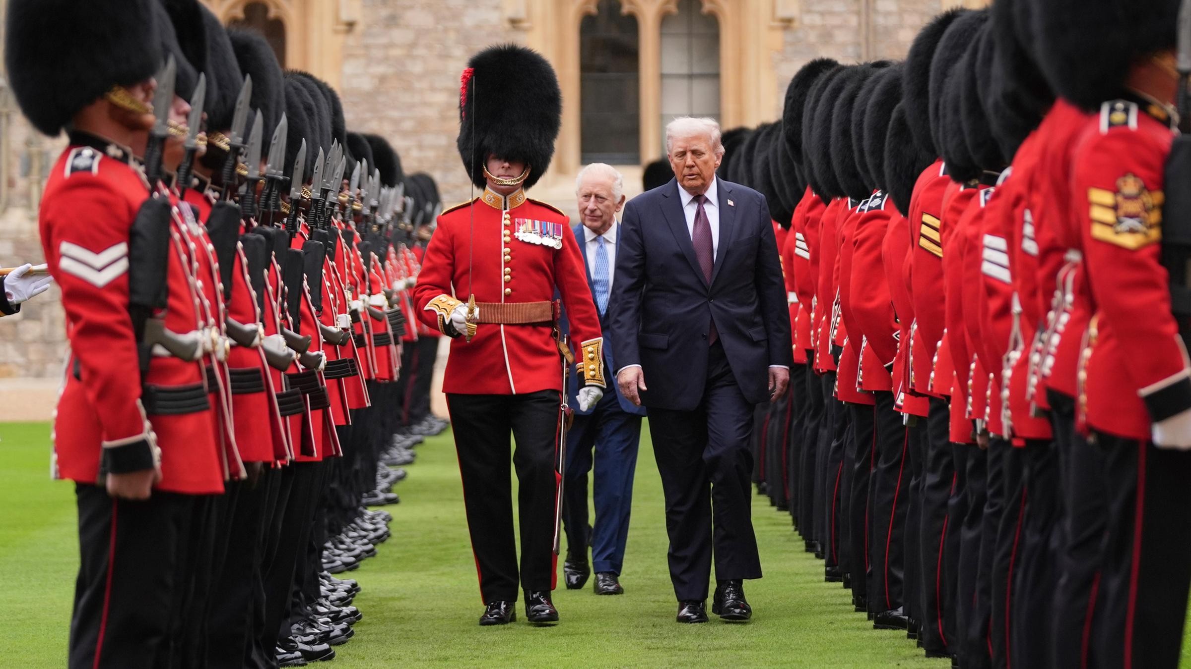 Vor dem Abflug in Washington betitelte der US-Präsident König Charles III. fälschlicherweise als "Prinz". Der Stimmung bei der Militärzeremonie tat das aber offenbar keinen Abbruch.
