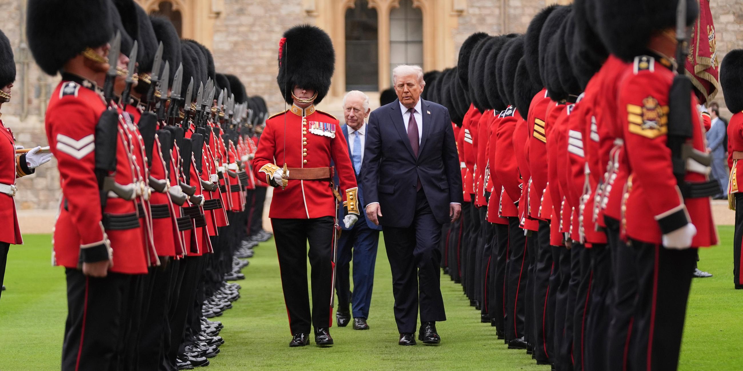 Vor dem Abflug in Washington betitelte der US-Präsident König Charles III. fälschlicherweise als "Prinz". Der Stimmung bei der Militärzeremonie tat das aber offenbar keinen Abbruch.