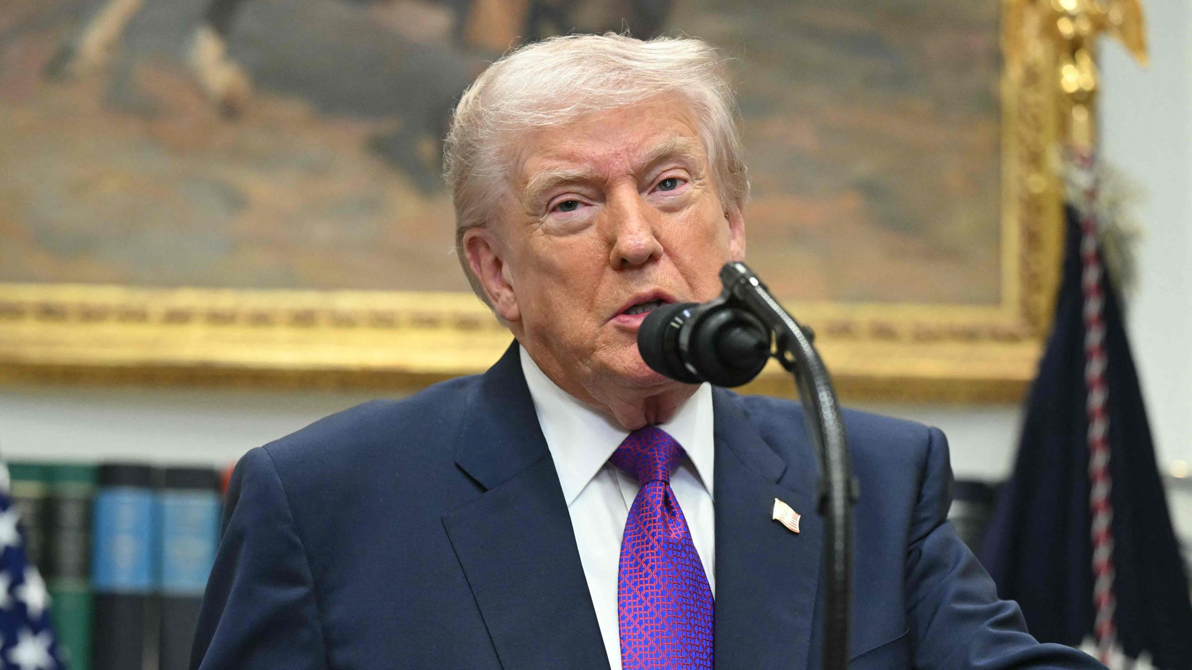 US-Präsident Donald Trump verkündet am 12. Februar 2026 im Roosevelt-Raum des Weißen Hauses in Washington, D.C. eine Gesetzesänderung zum Thema Klimaschutz.