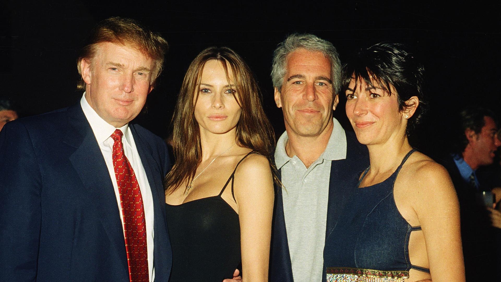 Donald Trump, Melania Knauss (heute Trump), Jeffrey Epstein, Ghislane Maxwell im Mar-A-Lago im Jahr 2000.