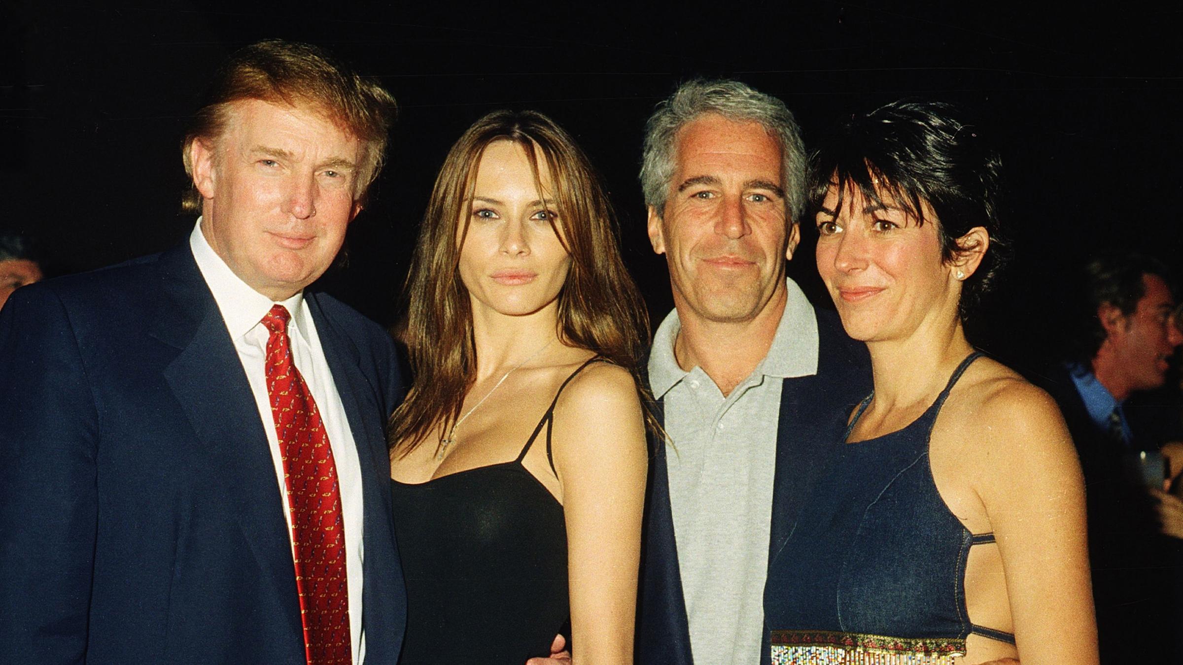 Donald Trump, Melania Knauss (heute Trump), Jeffrey Epstein, Ghislaine Maxwell im Mar-A-Lago im Jahr 2000.