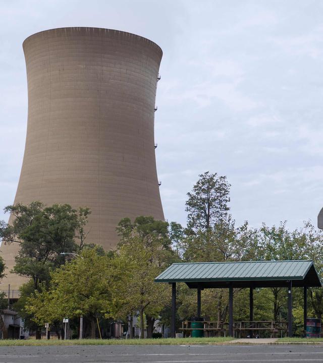 Ein Kühlturm des mit Kohle und Erdgas betriebenen Kraftwerks der Northern Indiana Public Service Company (NIPSCO) ragt über dem Pullman Park auf.
