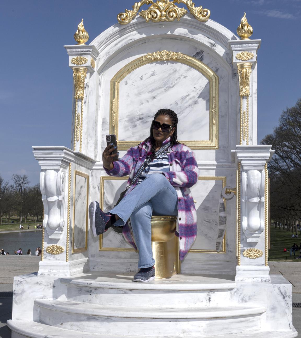 Trump Kritik - Eine große goldene Toilette mit dem Titel A Throne Fit for a King wird in Washington ausgestellt