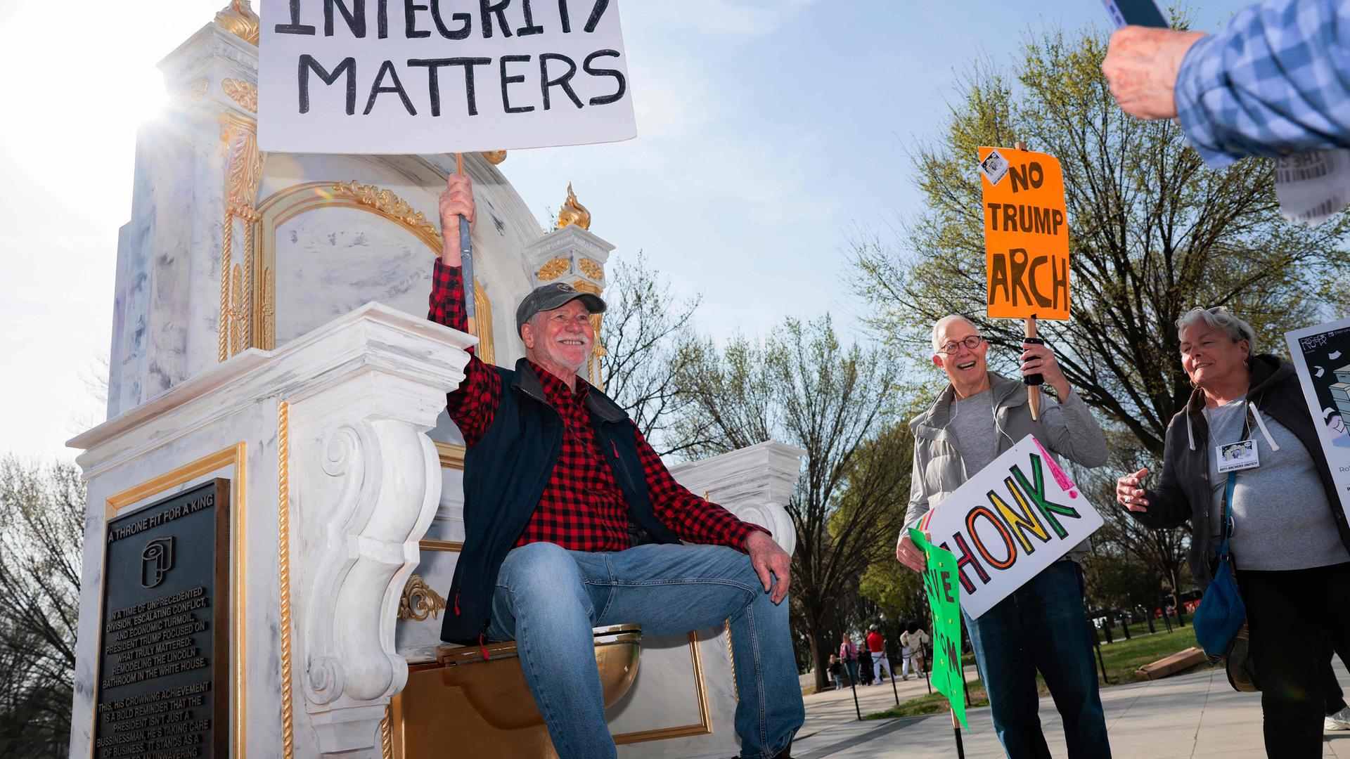 Trump Kritik - Eine große goldene Toilette mit dem Titel A Throne Fit for a King wird in Washington ausgestellt