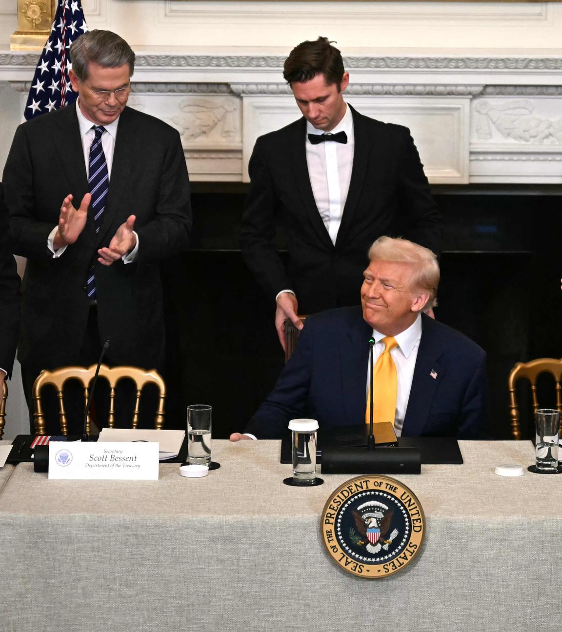 US-Präsident Donald Trump mit Handelsminister Howard Lutnick, Finanzminister Scott Bessent und dem KI- und Krypto-Beauftragten des Weißen Hauses David Sacks.