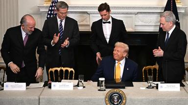 US-Präsident Donald Trump mit Handelsminister Howard Lutnick, Finanzminister Scott Bessent und dem KI- und Krypto-Beauftragten des Weißen Hauses David Sacks.