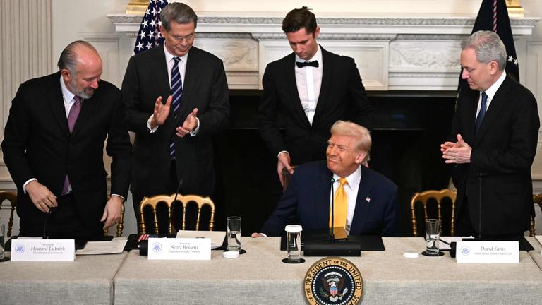 US-Präsident Donald Trump mit Handelsminister Howard Lutnick, Finanzminister Scott Bessent und dem KI- und Krypto-Beauftragten des Weißen Hauses David Sacks.