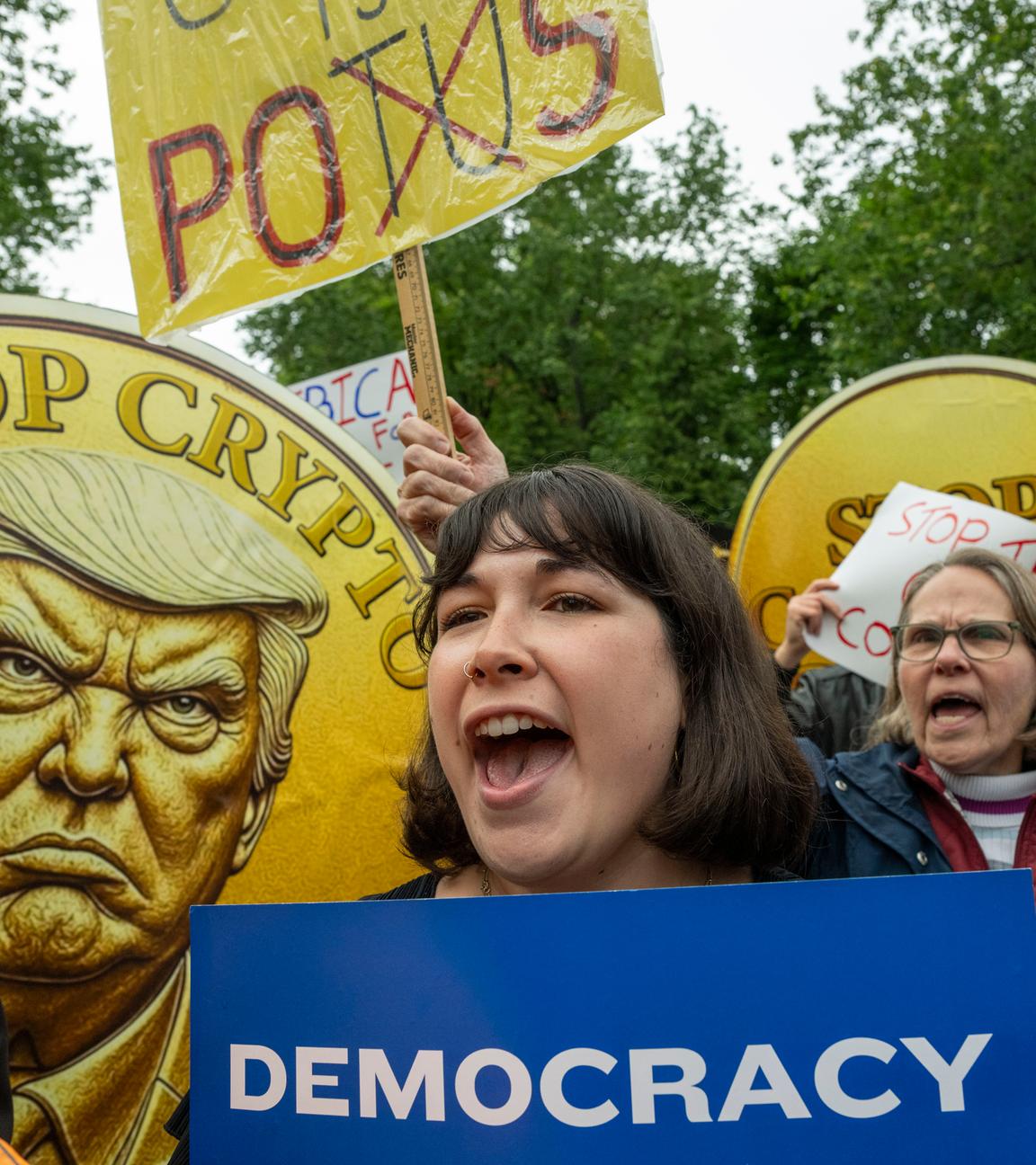 Demonstranten protestieren im Vorfeld von US-Präsident Trumps Gala-Dinner für die Investoren seiner Kryptowährung in Sterling, Virginia.