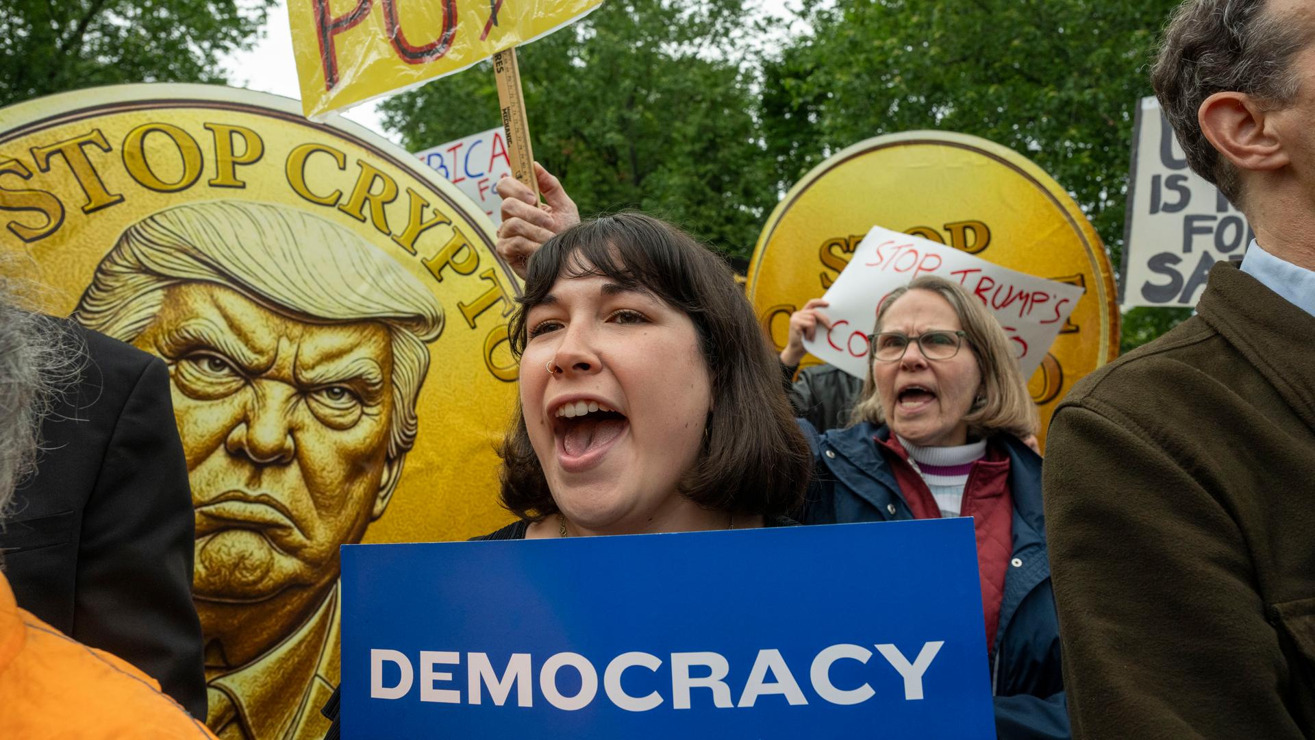 Demonstranten protestieren im Vorfeld von US-Präsident Trumps Gala-Dinner für die Investoren seiner Kryptowährung in Sterling, Virginia.
