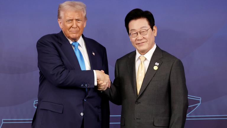 Der südkoreanische Präsident Lee Jae Myung (rechts) und US-Präsident Donald Trump (links) geben sich vor ihren Gesprächen die Hand