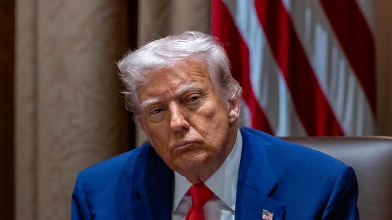 US-Präsident Donald J. Trump hört sich während einer Kabinettssitzung im Kabinettssaal des Weißen Hauses in Washington, DC, USA, am 10. April 2025 die Bemerkungen an.