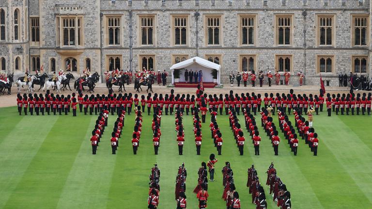 Das Ausmaß der Zeremonie in Windsor sei "beispiellos", teilte das britische Verteidigungsministerium mit. Es handle sich um die größte Begrüßungszeremonie im Land seit Menschengedenken.
