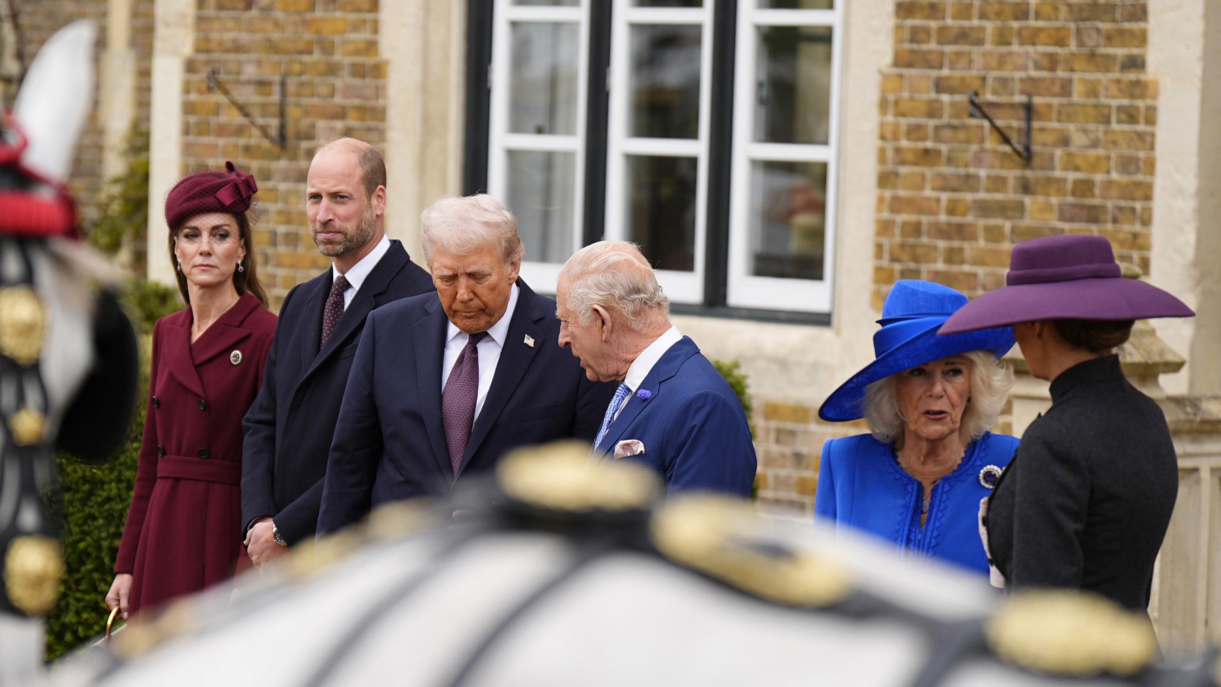 Kate, William, Melania und Donald Trump inspizieren mit König Charles III. und Königin Camilla die Ehrenformation auf Schloss Windsor.