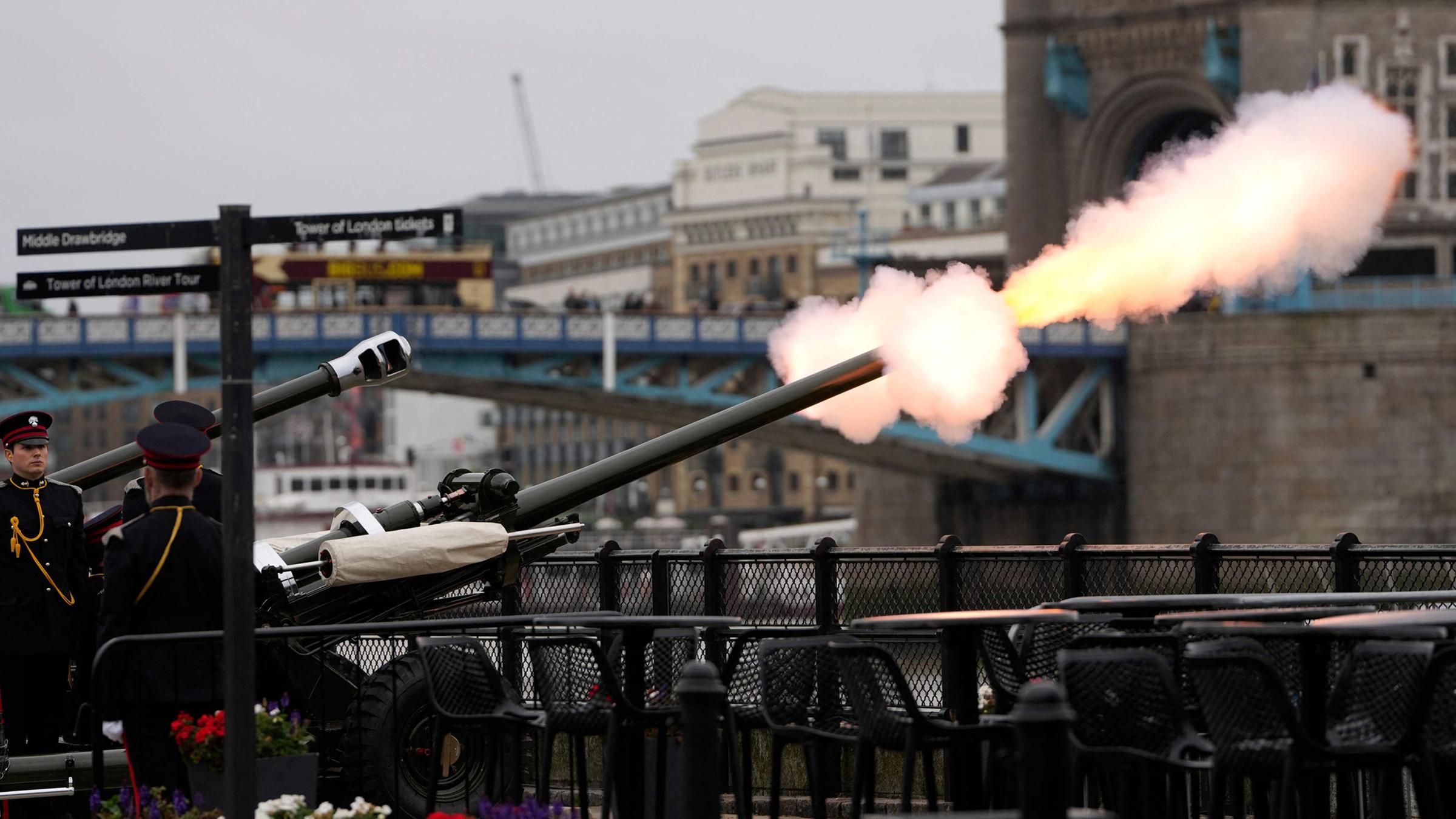 Mitglieder der Honourable Artillery Company feuern einen 41-Schuss-Salutschuss zum zweiten Staatsbesuch von US-Präsident Trump nahe der Tower Bridge ab.