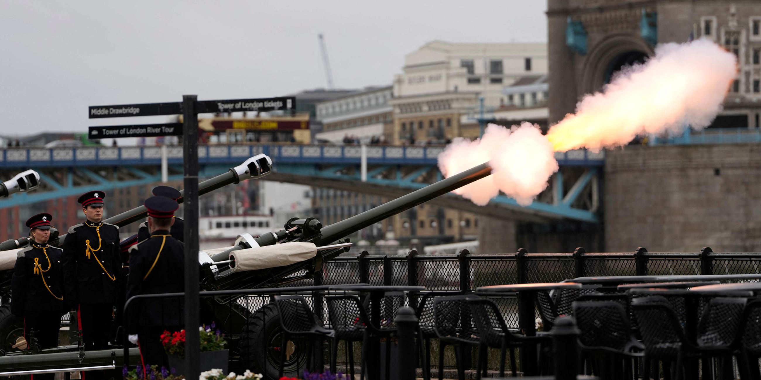 Mitglieder der Honourable Artillery Company feuern einen 41-Schuss-Salutschuss zum zweiten Staatsbesuch von US-Präsident Trump nahe der Tower Bridge ab.