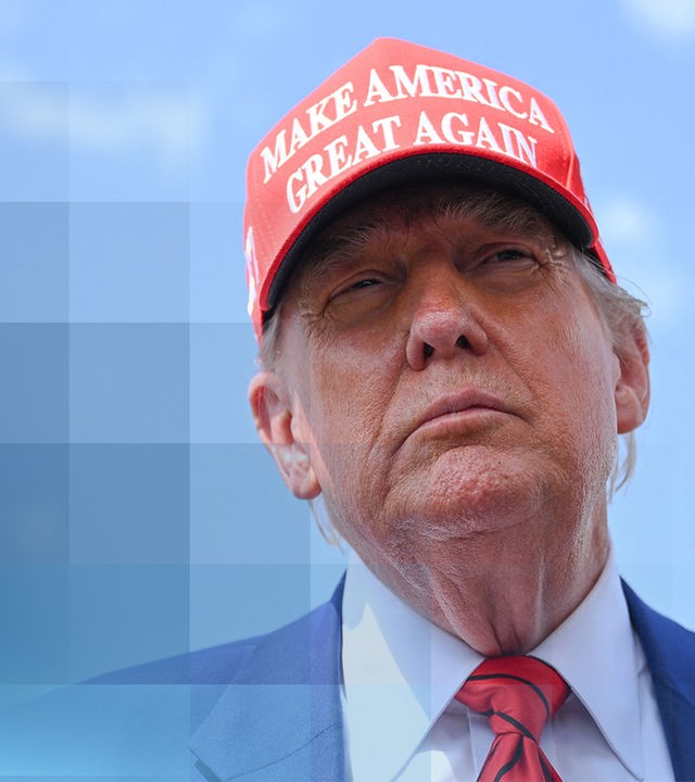 US-Präsident Donald Trump mit roter MAGA-Kappe auf dem Kopf. Der weiße Schriftzug sagt "Make America Great Again".