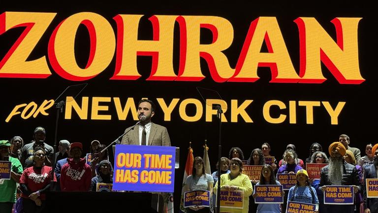 Der Demokrat Zohran Mamdani ist während seines Wahlkampfs auf der Tribüne zu sehen.