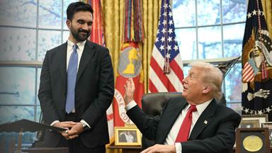 New Yorks zukünftiger Bürgermeister Zohran Mamdani steht neben US-Präsident Donald Trump im Oval-Office