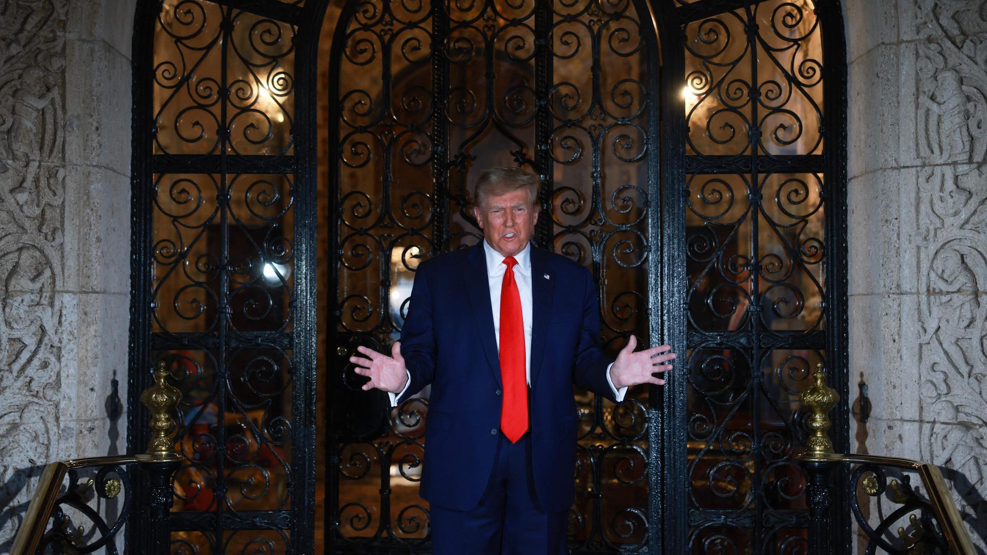 Ex-Präsident Donald Trump steht vor einer Metalltür und gibt eine Statement ab.