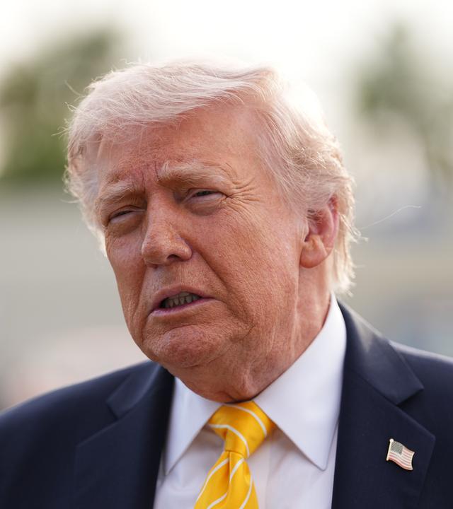 02.05.2026, USA, West Palm Beach: US-Präsident Donald Trump spricht mit Reportern, bevor er auf dem Palm Beach International Airport auf dem Weg nach Miami in die Air Force One steigt.