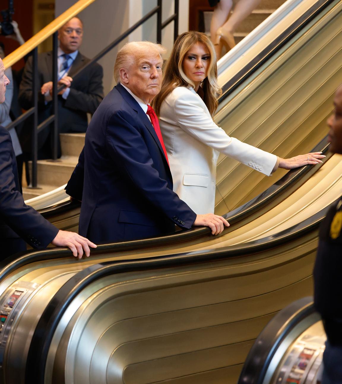 US-Präsident Donald Trump und First Lady Melania Trump treffen zur Generaldebatte der UN-Vollversammlung im UN-Hauptquartier ein und gehen auf eine Rolltreppe. 