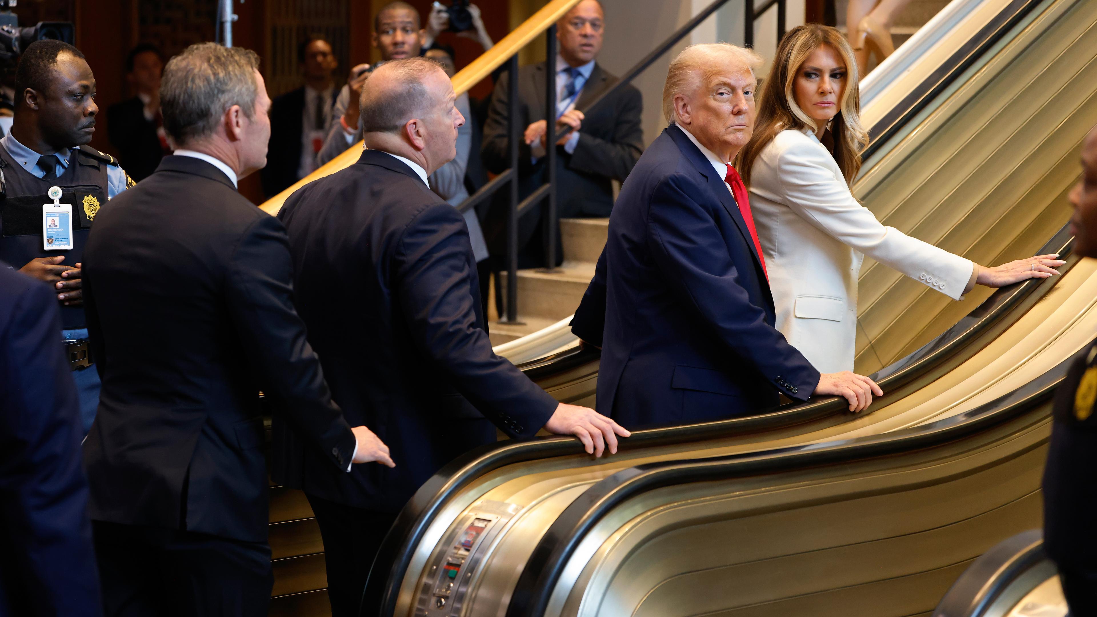 US-Präsident Donald Trump und First Lady Melania Trump treffen zur Generaldebatte der UN-Vollversammlung im UN-Hauptquartier ein und gehen auf eine Rolltreppe. 