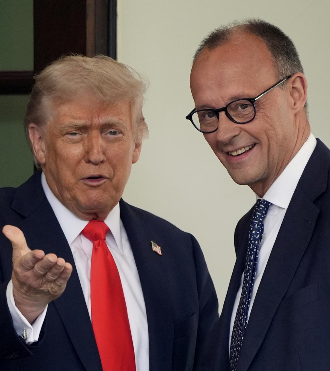 US-Präsident Donald Trump (l) empfängt Bundeskanzler Friedrich Merz (CDU) vor dem Weißen Haus.