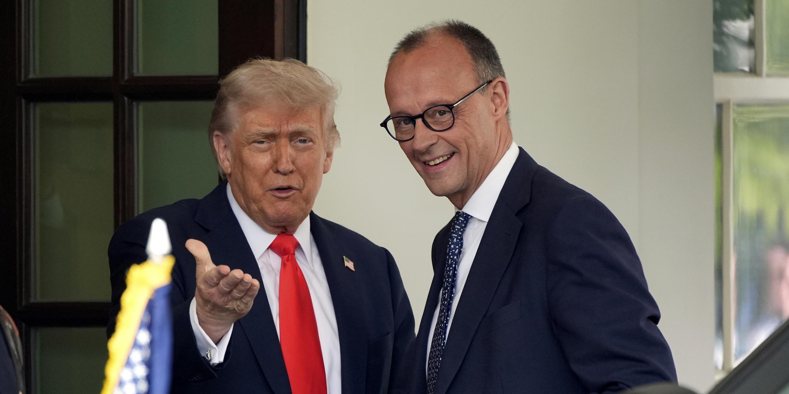 US-Präsident Donald Trump (l) empfängt Bundeskanzler Friedrich Merz (CDU) vor dem Weißen Haus.