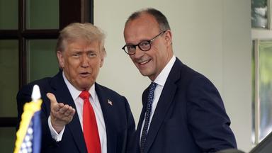 US-Präsident Donald Trump (l) empfängt Bundeskanzler Friedrich Merz (CDU) vor dem Weißen Haus.