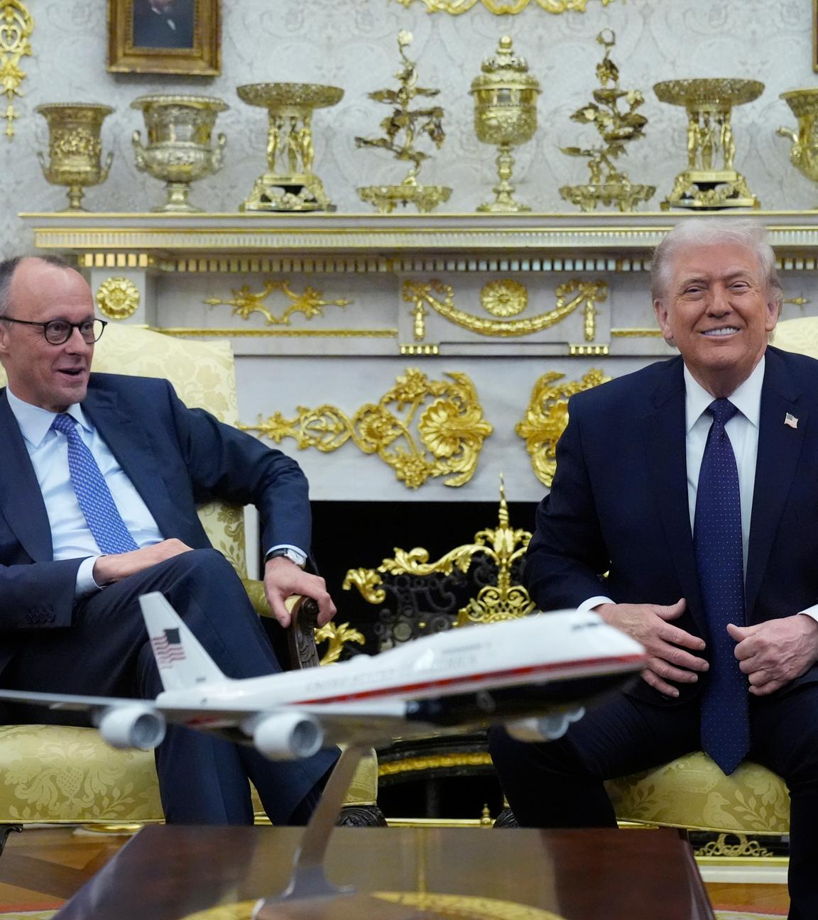 03.03.2026, USA, Washington: US-Präsident Donald Trump (r) reagiert während seines Treffens mit Bundeskanzler Friedrich Merz (CDU) im Weißen Haus.