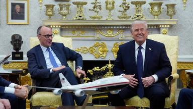 03.03.2026, USA, Washington: US-Präsident Donald Trump (r) reagiert während seines Treffens mit Bundeskanzler Friedrich Merz (CDU) im Weißen Haus.