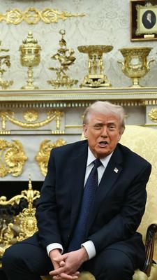 US-Präsident Donald Trump spricht während eines Treffens mit dem deutschen Bundeskanzler Friedrich Merz im Oval Office des Weißen Hauses.