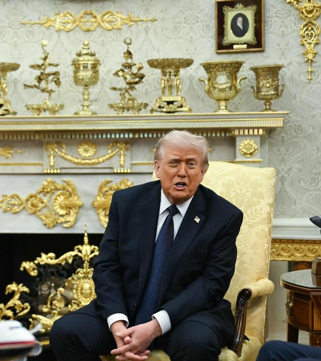 US-Präsident Donald Trump spricht während eines Treffens mit dem deutschen Bundeskanzler Friedrich Merz im Oval Office des Weißen Hauses.