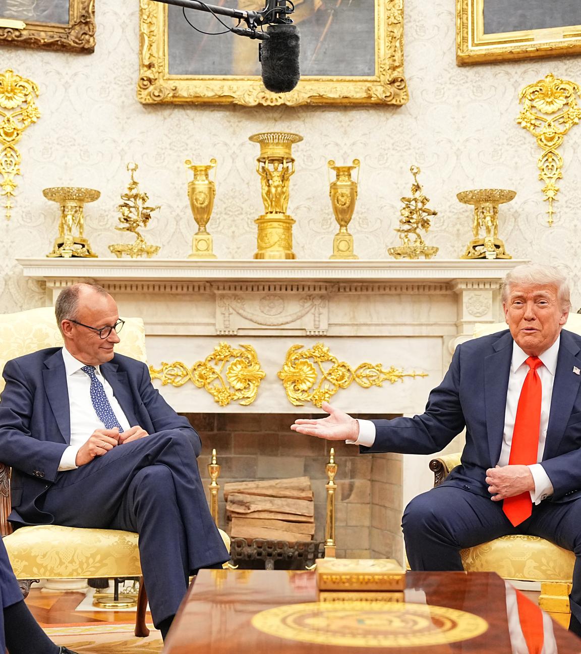 US-Präsident Donald Trump (r) empfängt Bundeskanzler Friedrich Merz (CDU) im Oval Office im Weißen Haus.