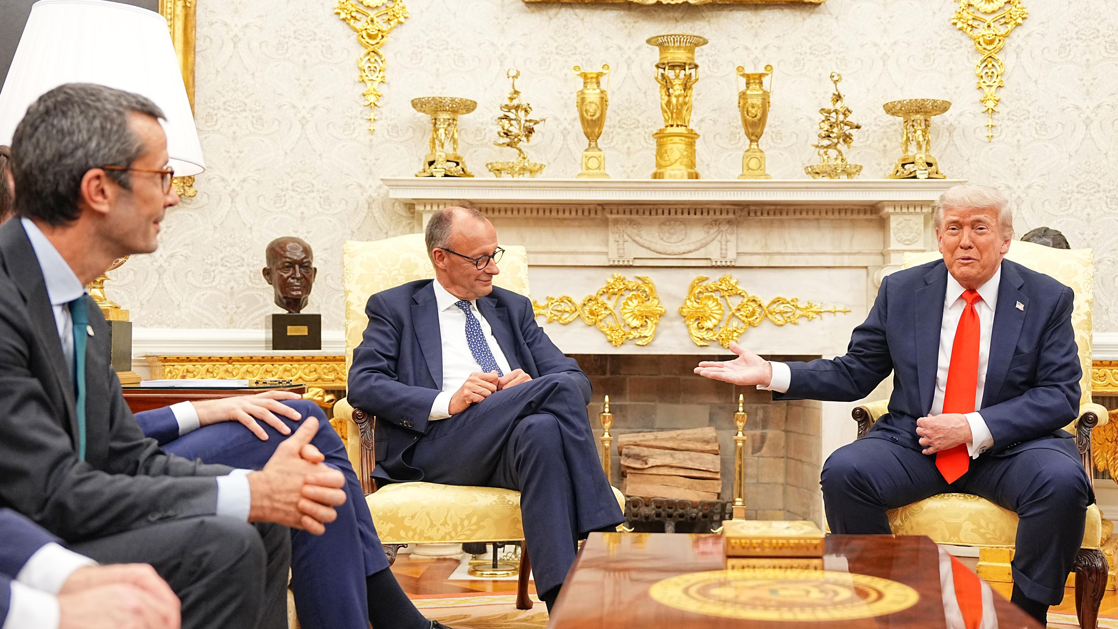 US-Präsident Donald Trump (r) empfängt Bundeskanzler Friedrich Merz (CDU) im Oval Office im Weißen Haus.