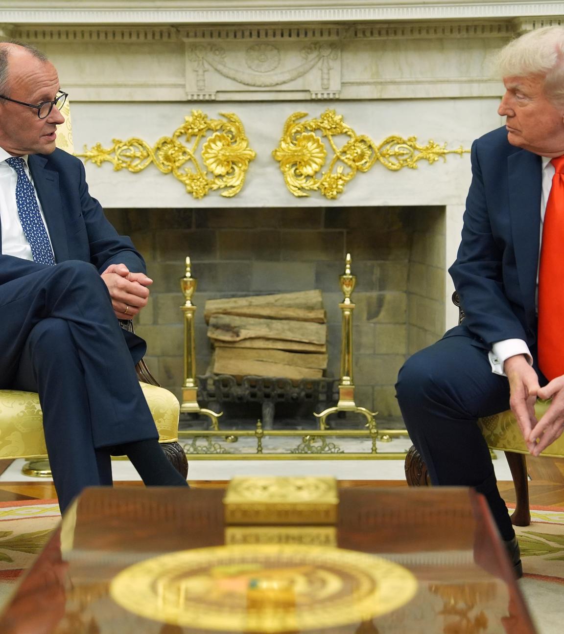 05.06.2025, USA, Washington: US-Präsident Donald Trump und Bundeskanzler Friedrich Merz (CDU) nehmen an einem Treffen im Oval Office des Weißen Hauses teil