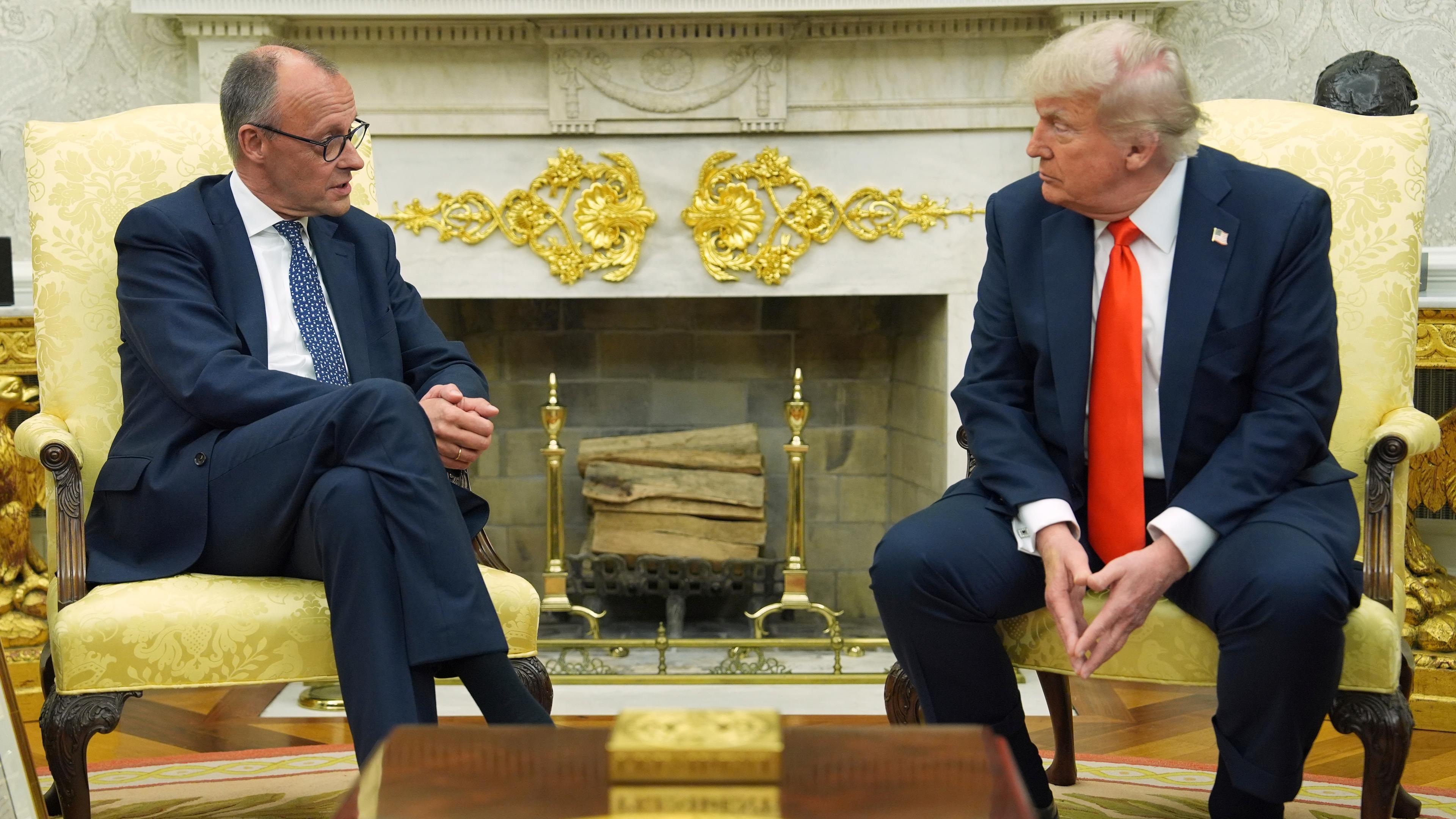 05.06.2025, USA, Washington: US-Präsident Donald Trump und Bundeskanzler Friedrich Merz (CDU) nehmen an einem Treffen im Oval Office des Weißen Hauses teil