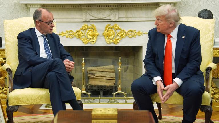 05.06.2025, USA, Washington: US-Präsident Donald Trump und Bundeskanzler Friedrich Merz (CDU) nehmen an einem Treffen im Oval Office des Weißen Hauses teil