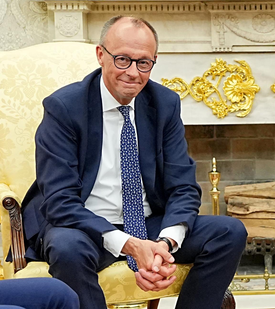 05.06.2025, USA, Washington: US-Präsident Donald Trump (r) empfängt Bundeskanzler Friedrich Merz (CDU) im Oval Office im Weißen Haus.